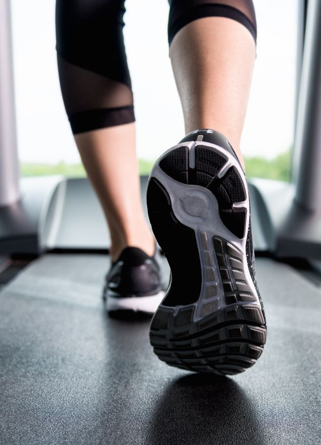 Dunkle Damen-Laufschuhe mit weißer Sohle vom Orthopäden
