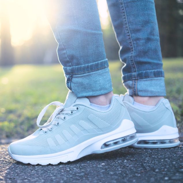 Orthopädische Sportschuhe in Babyblau